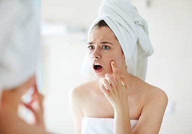 Adapt your beauty regime and overcome acne!