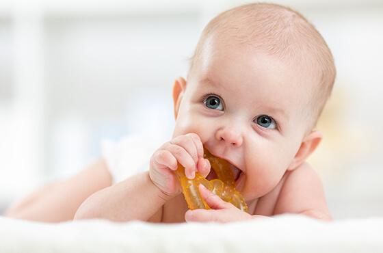 Poussées dentaires : comment soulager les douleurs de bébé ?